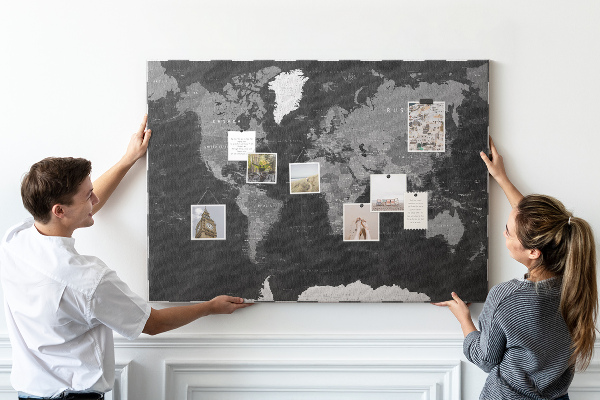 Korková nástěnka Černá mapa světa s obrysy zemí