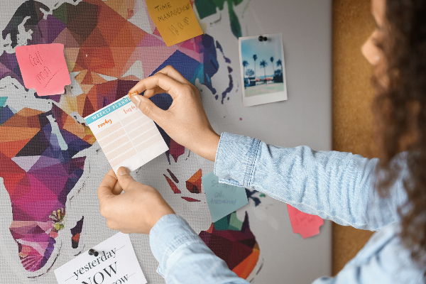 Korková nástěnka Barevná mapa světa v geometrickém stylu