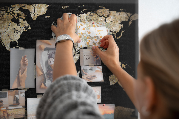 Nástěnka Poškozená mapa světa na černém pozadí