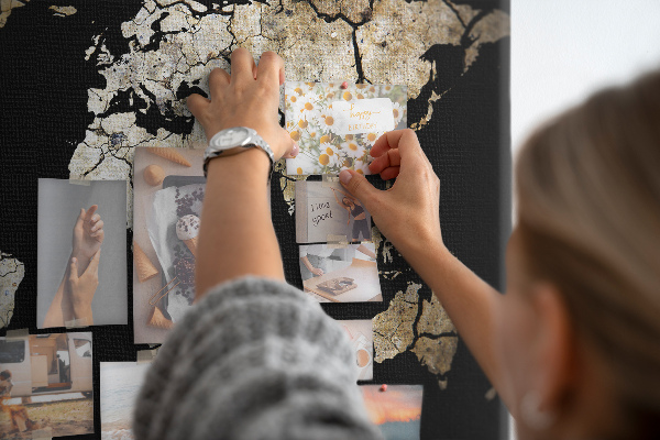 Nástěnka Poškozená mapa světa na černém pozadí