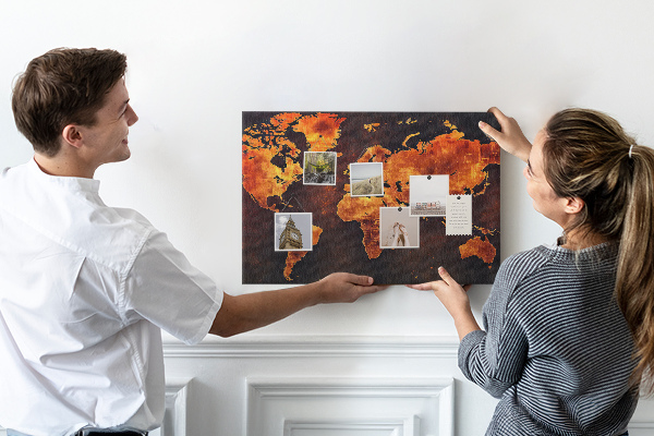 Nástěnka Zlatá mapa světa na hnědém pozadí