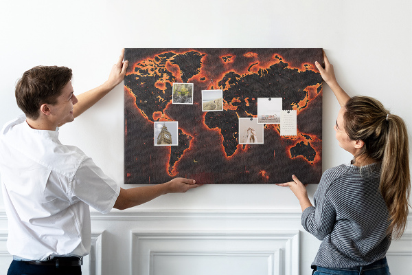 Fětská nástěnka Hořící mapa světa v tmavých odstínech