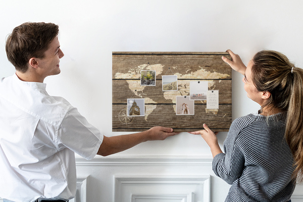 Korková nástěnka Mapa světa na pozadí dřevěných desek