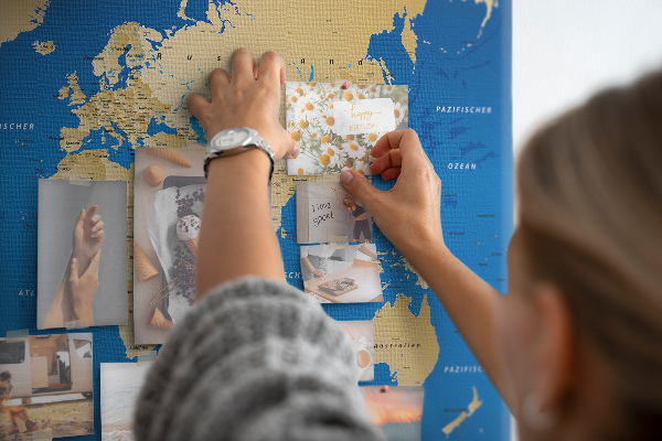 Korková nástěnka Mapa světa s barevnými špendlíky