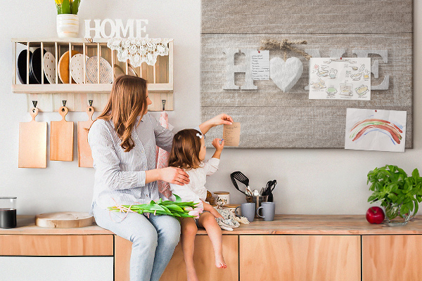 Korková nástěnka Stylový nápis HOME se srdíčkem