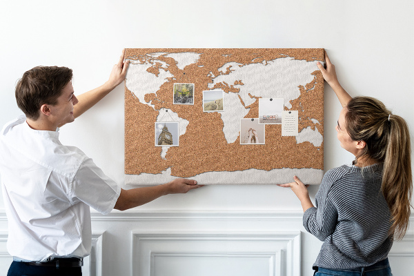 Nástěnka Mapa světa z korku připnutá na špendlík.