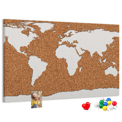 Nástěnka Mapa světa z korku připnutá na špendlík.