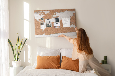 Nástěnka Mapa světa z korku připnutá na špendlík.