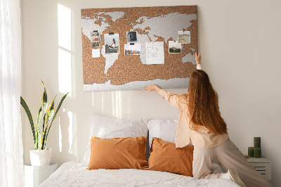 Nástěnka Mapa světa z korku připnutá na špendlík.