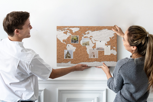 Nástěnka Mapa světa z korku připnutá na špendlík.