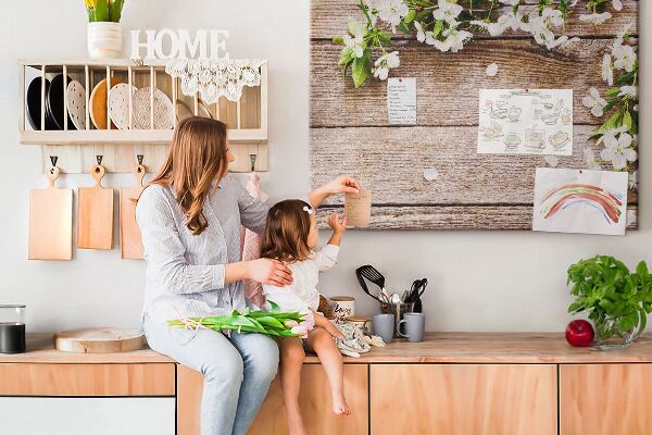 Korková nástěnka Květiny na dřevěné desce pozadí