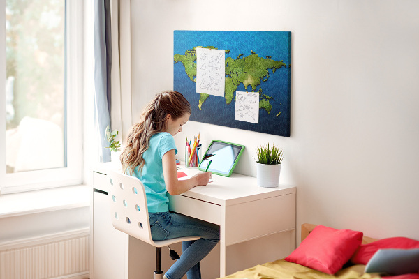 Nástěnka Zelená mapa světa s oceánem v pozadí