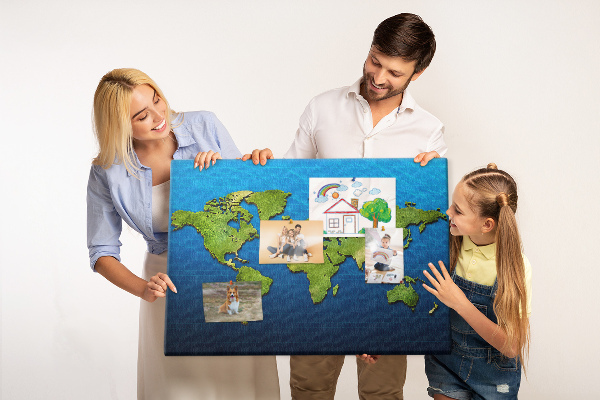 Nástěnka Zelená mapa světa s oceánem v pozadí