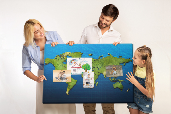 Nástěnka Zelená mapa světa s oceánem v pozadí