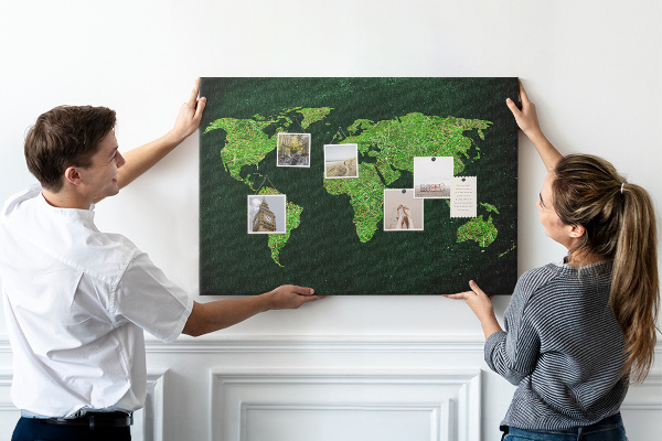Korková nástěnka Zelená mapa světa se silniční sítí
