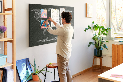 Korková nástěnka Mapa světa v textové podobě.