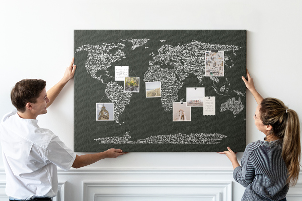 Korková nástěnka Mapa světa v textové podobě.