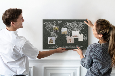 Korková nástěnka Mapa světa v textové podobě.