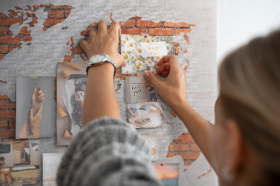 Nástěnka Mapa světa proti cihlové zdi