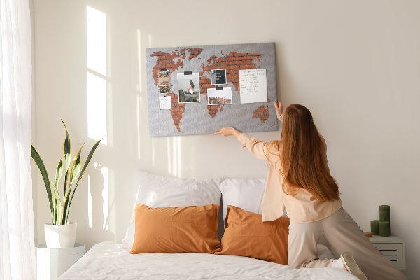 Nástěnka Mapa světa proti cihlové zdi