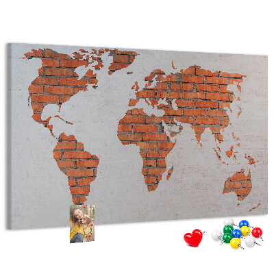 Nástěnka Mapa světa proti cihlové zdi