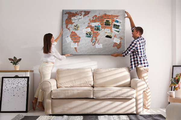 Nástěnka Mapa světa proti cihlové zdi