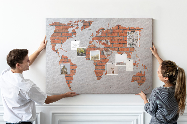 Nástěnka Mapa světa proti cihlové zdi