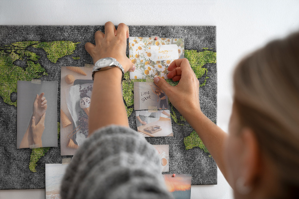 Nástěnka Zelená mapa světa na šedém pozadí