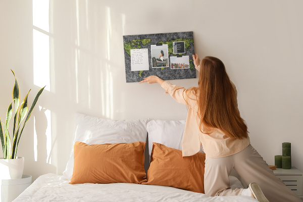 Nástěnka Zelená mapa světa na šedém pozadí