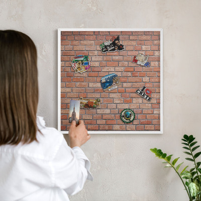 Nástěnky na magnety v bílém rámu Cihlová zeď