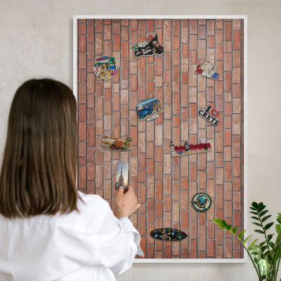 Nástěnky na magnety v bílém rámu Cihlová zeď