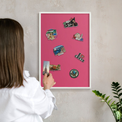 Kovové tabule na magnety bílý rám Energicky růžová