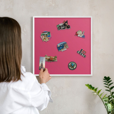 Kovové tabule na magnety bílý rám Energicky růžová