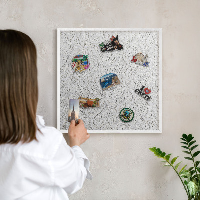 Nástěnky na magnety v bílém rámu Prolamovaná elegance