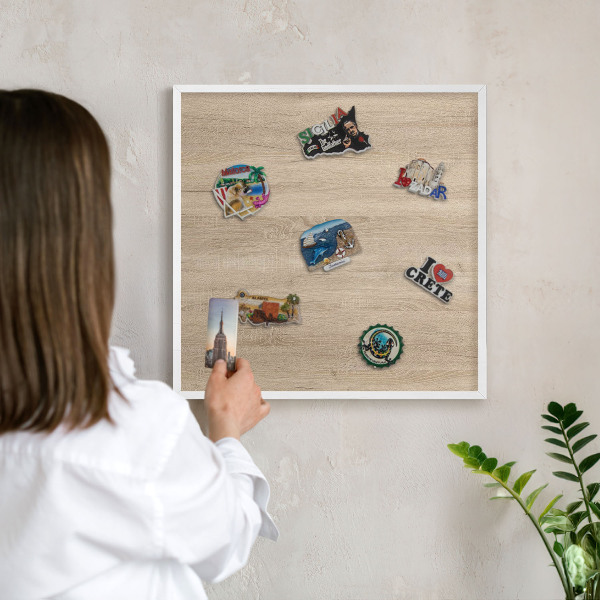 Kovové tabule na magnety bílý rám Dřevěné pozadí