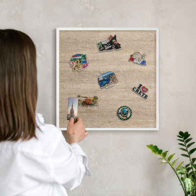 Kovové tabule na magnety bílý rám Dřevěné pozadí
