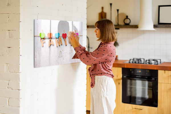 Popisovatelná magnetická tabule Barevné vzpomínky na šňůře fotografií