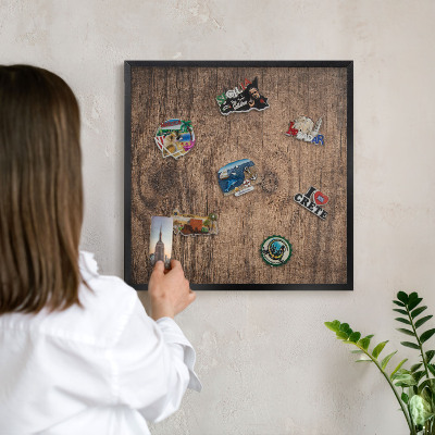 Tabule na magnety v rámech černé barvy Dřevěná textura