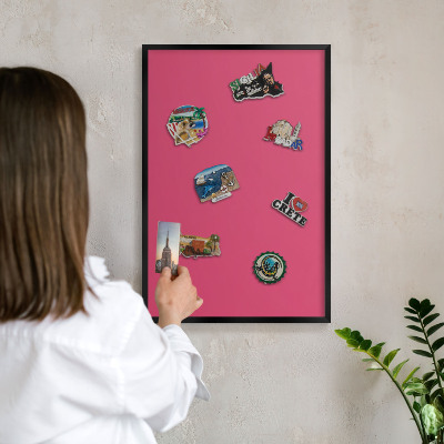 Tabule na magnety v rámech černé barvy Energicky růžová