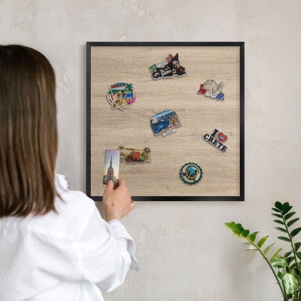 Tabule na magnety v rámech černé barvy Dřevěné pozadí