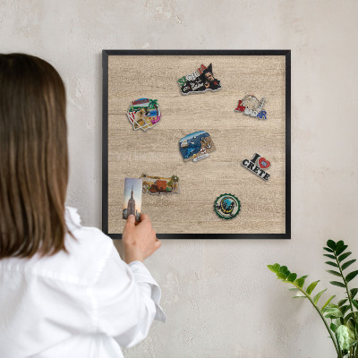 Tabule na magnety v rámech černé barvy Dřevěné pozadí