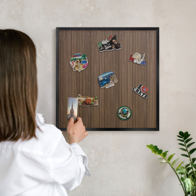 Ozdobné tabule na magnety v černém rámu Dřevěné pozadí