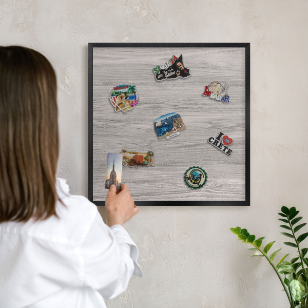 Tabule na magnety v rámech černé barvy Dřevěná textura