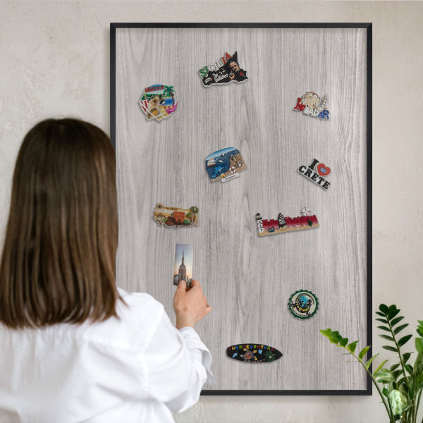 Tabule na magnety v rámech černé barvy Dřevěná textura