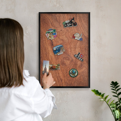Tabule na magnety v rámech černé barvy Dřevěná textura