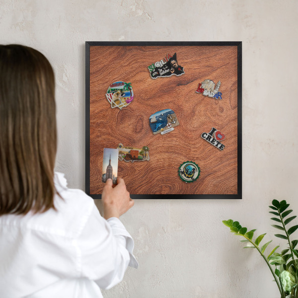 Tabule na magnety v rámech černé barvy Dřevěná textura