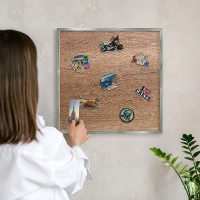 Tabule na magnety z dovolené ve stříbrném rámu Textura dřeva