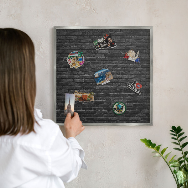 Tabule na magnety z dovolené ve stříbrném rámu Cihlová zeď