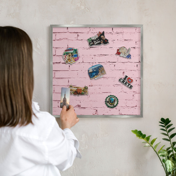 Tabule na magnety na zeď stříbrný rám Růžová cihla
