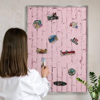 Tabule na magnety na zeď stříbrný rám Růžová cihla